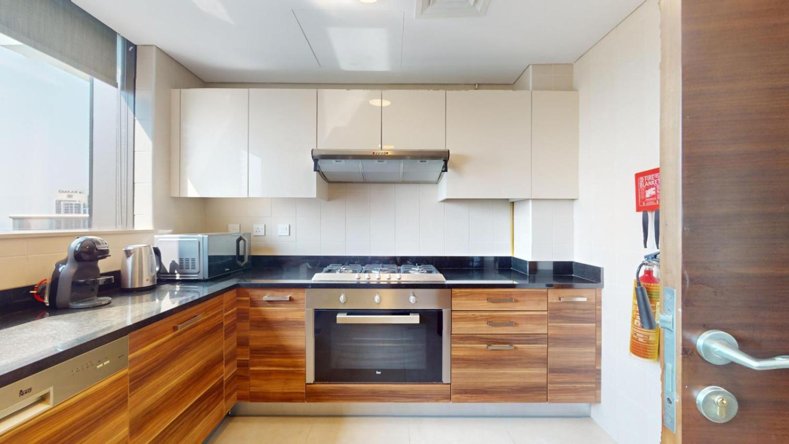 Sparkle Tower - Chic Three Bed With Marina View Dubai